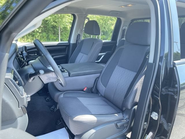 2023 Nissan TITAN Crew Cab SV 4x4