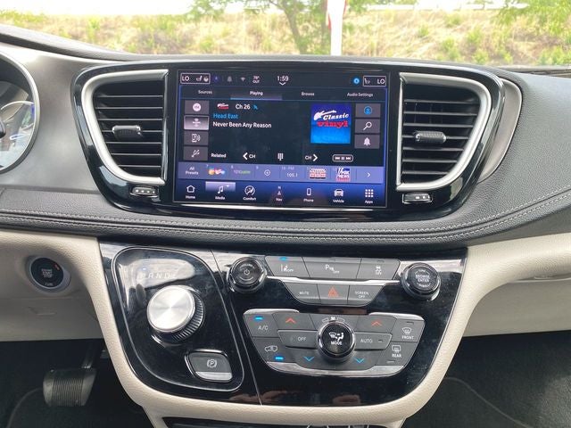 2024 Chrysler Pacifica Hybrid Select