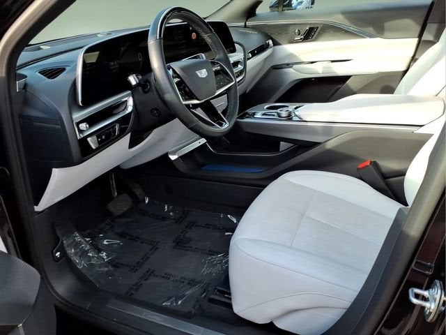 2024 Cadillac LYRIQ Luxury 2