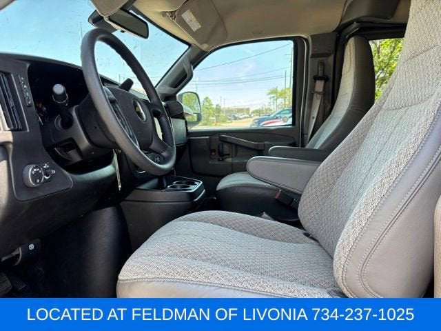 2025 Chevrolet Express Passenger 1LT