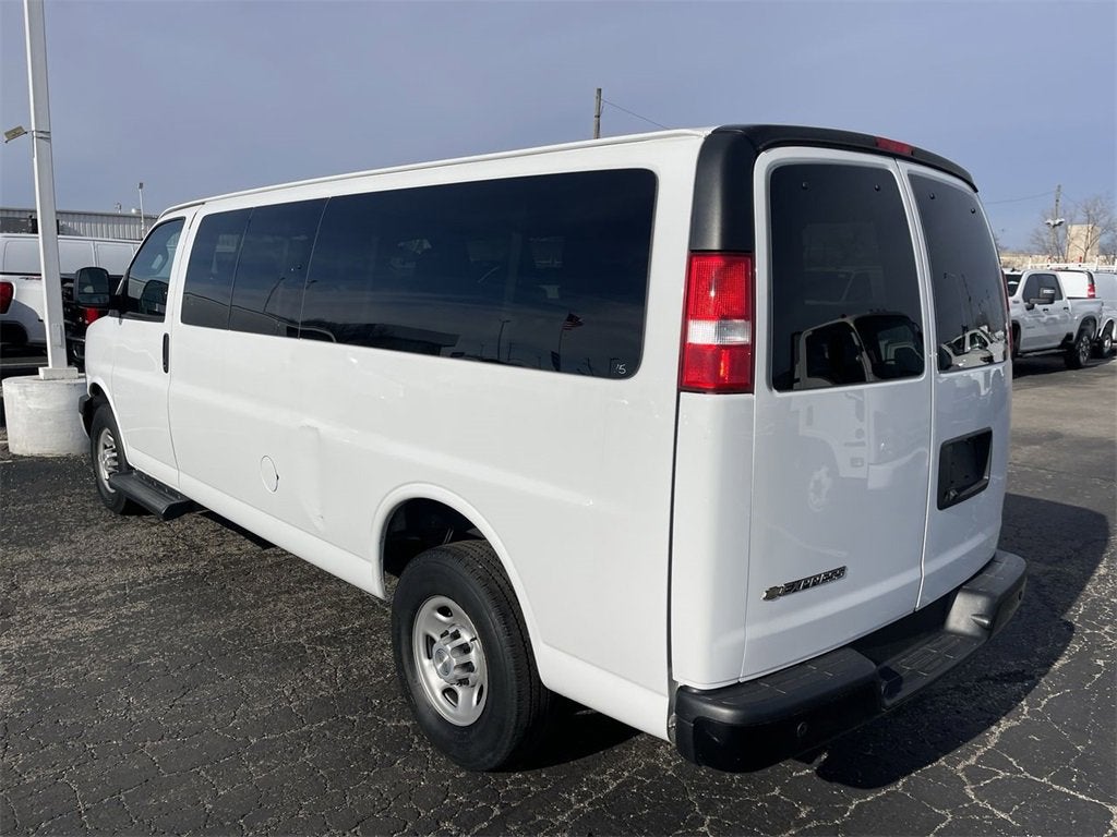 2023 Chevrolet Express Passenger 3500 1LS